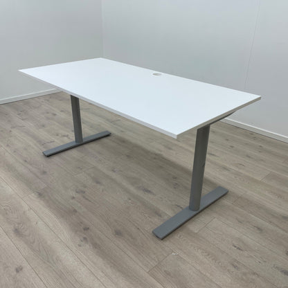 Skrivebord fra Kinnarps med kabelhull i bordplaten