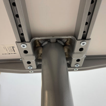Skrivebord fra Kinnarps med kabelhull i bordplaten