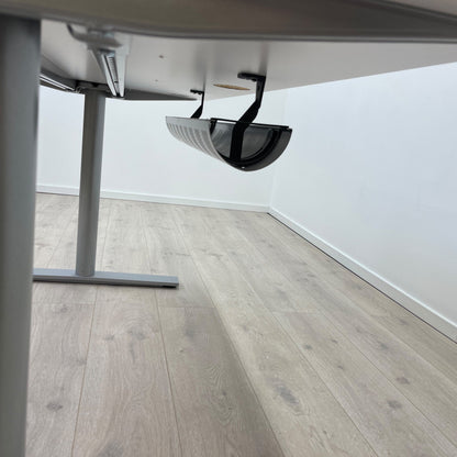 Skrivebord fra Kinnarps med kabelhull i bordplaten