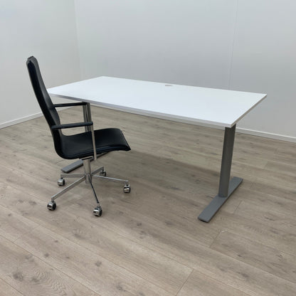 Skrivebord fra Kinnarps med kabelhull i bordplaten