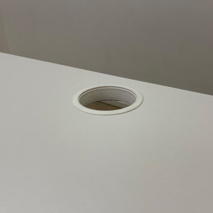 Skrivebord fra Kinnarps med kabelhull i bordplaten