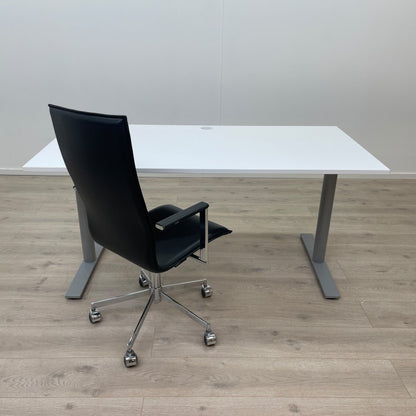 Skrivebord fra Kinnarps med kabelhull i bordplaten