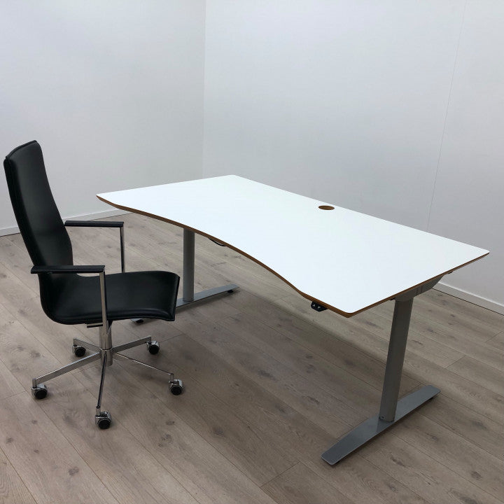 Elektrisk hev/senk skrivebord med hvit bordplate og grått understell