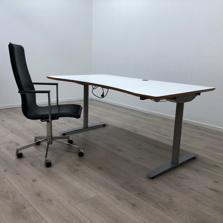 Elektrisk hev/senk skrivebord med hvit bordplate og grått understell