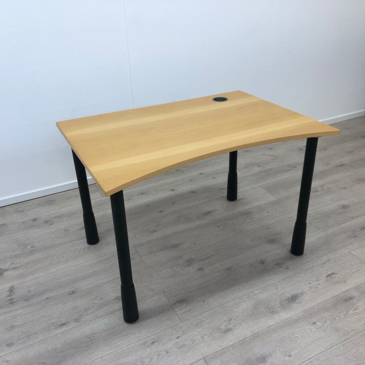 Enkelt skrivebord med trefarget bordplate og kabelhull