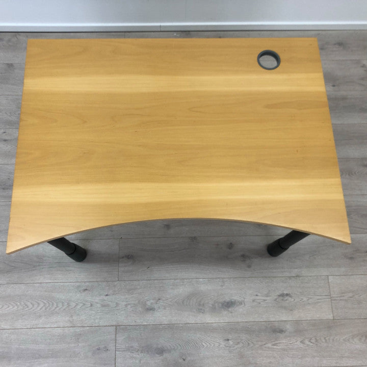 Enkelt skrivebord med trefarget bordplate og kabelhull