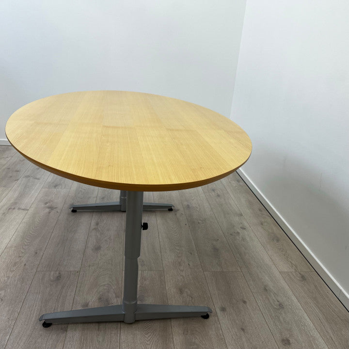 Ovalt møtebord med trefarget bordplate