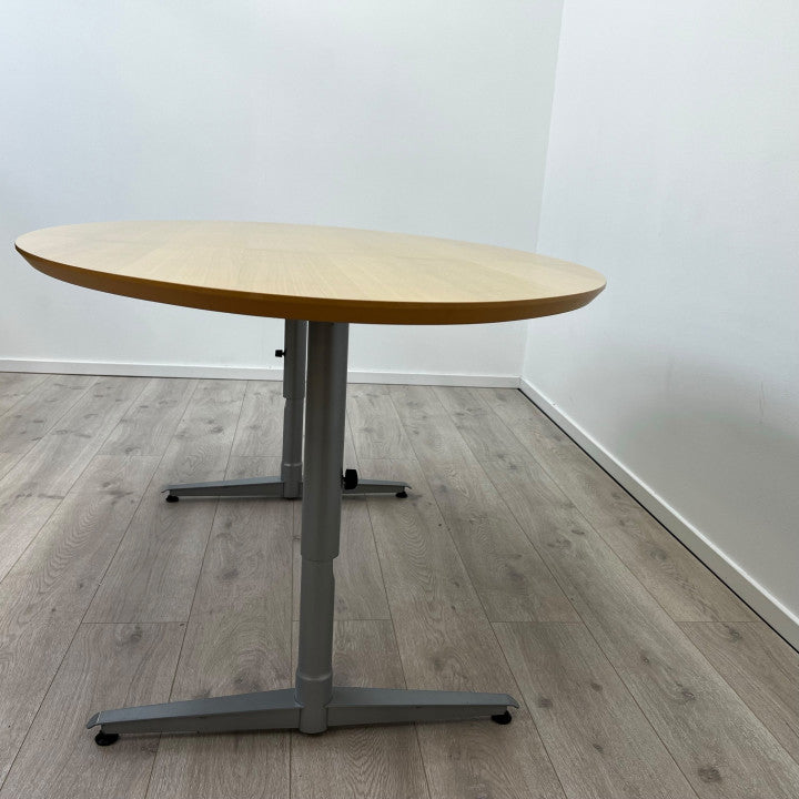 Ovalt møtebord med trefarget bordplate