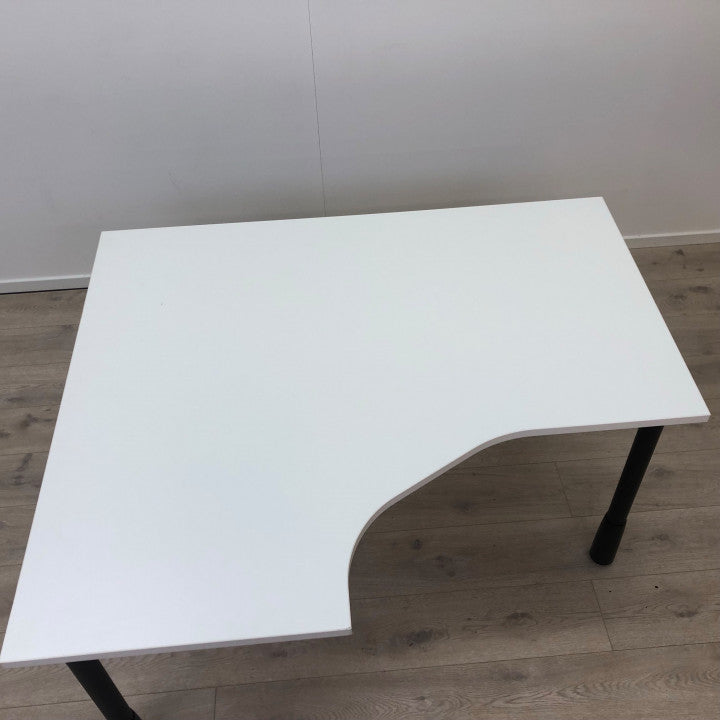 Enkelt skrivebord i fargen hvit/sort