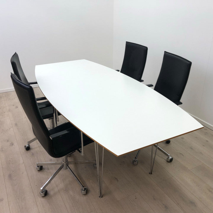 Møteromsbord i minimalistisk design