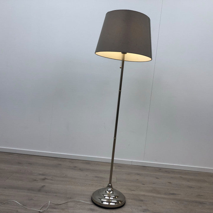 IKEA ÅRSTID forniklet gulvlampe med grå lampeskjerm