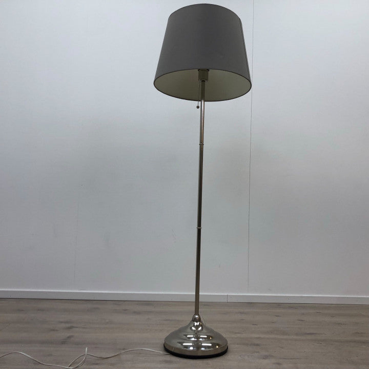 IKEA ÅRSTID forniklet gulvlampe med grå lampeskjerm
