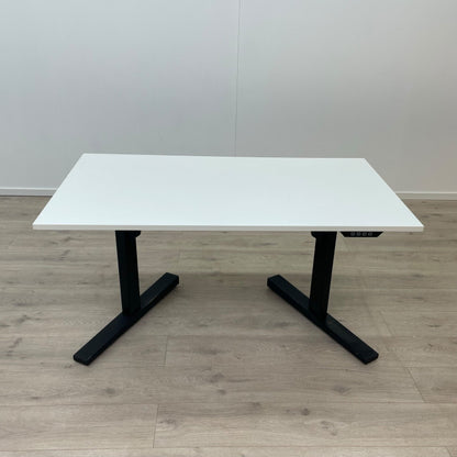 Elektrisk hev/senk skrivebord med sort understell