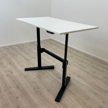 Elektrisk hev/senk skrivebord med sort understell