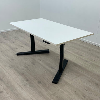 Elektrisk hev/senk skrivebord med sort understell