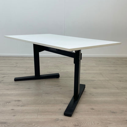 Elektrisk hev/senk skrivebord med sort understell