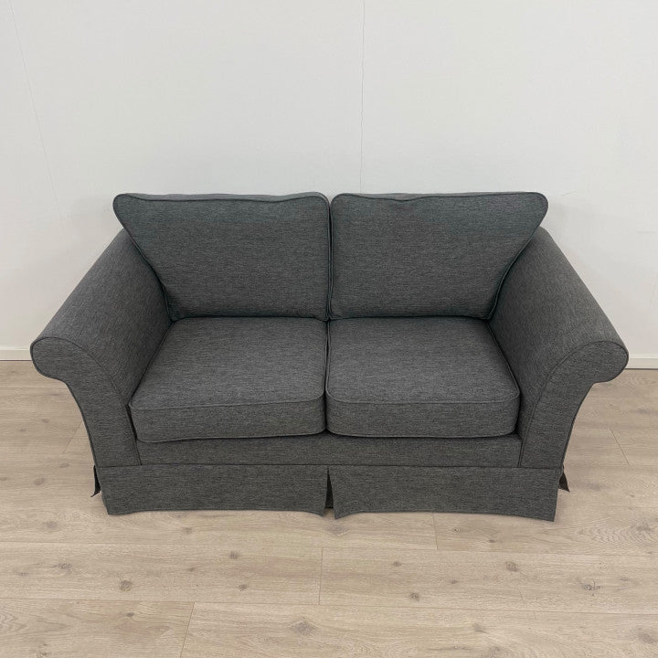 Nyrenset | Grå 2-seter sofa