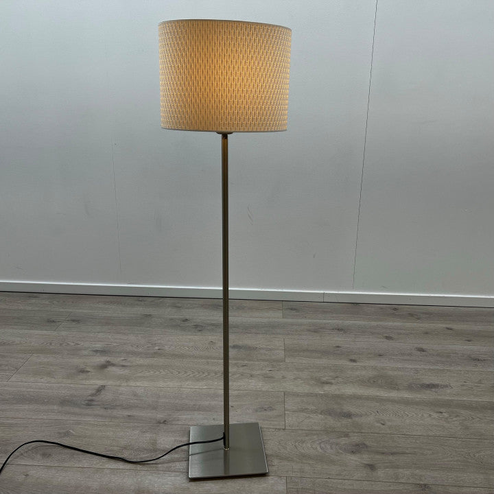 Moderne gulvlampe med hvit ovalformet lampeskjerm