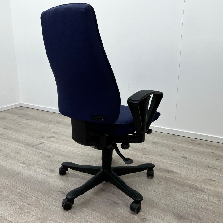 Blå kontorstol med armlener