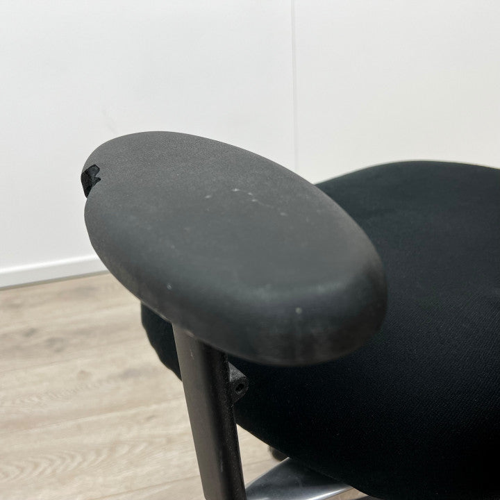 Nyrenset | Vitra kontorstol med sort sete