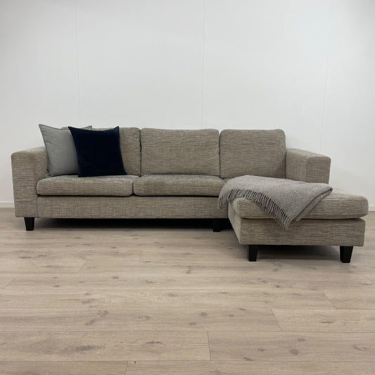 Nyrenset | Beige sjeselongsofa