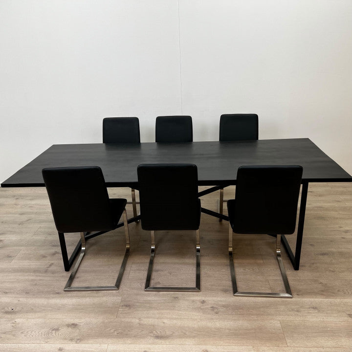 Helsvart spisebord i moderne design