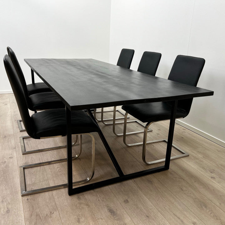 Helsvart spisebord i moderne design