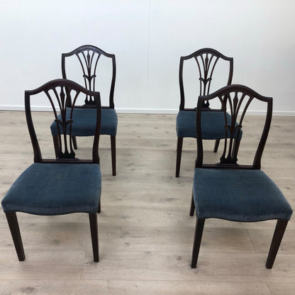 Elegant spisestol med polstret sete av blå trekk