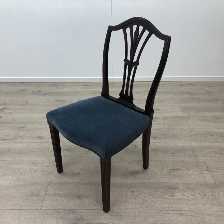 Elegant spisestol med polstret sete av blå trekk
