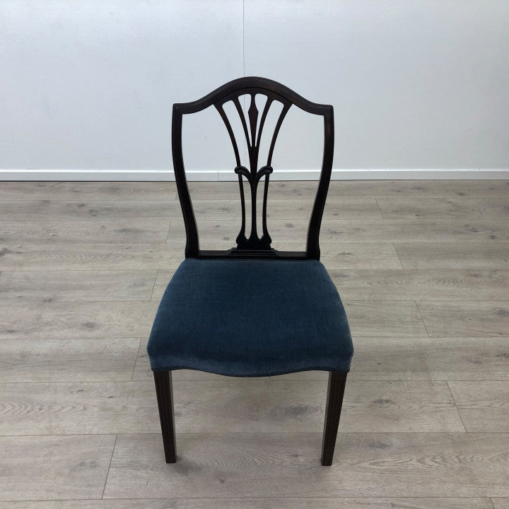 Elegant spisestol med polstret sete av blå trekk