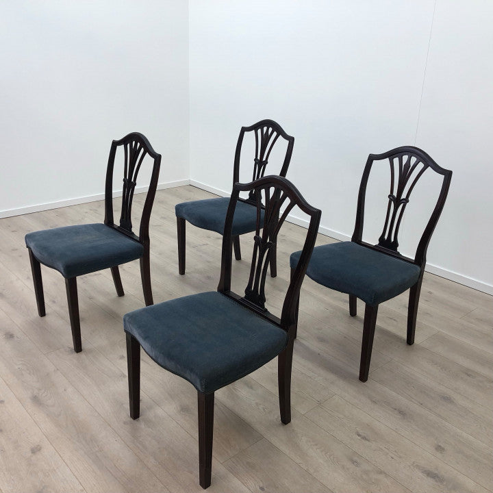 Elegant spisestol med polstret sete av blå trekk