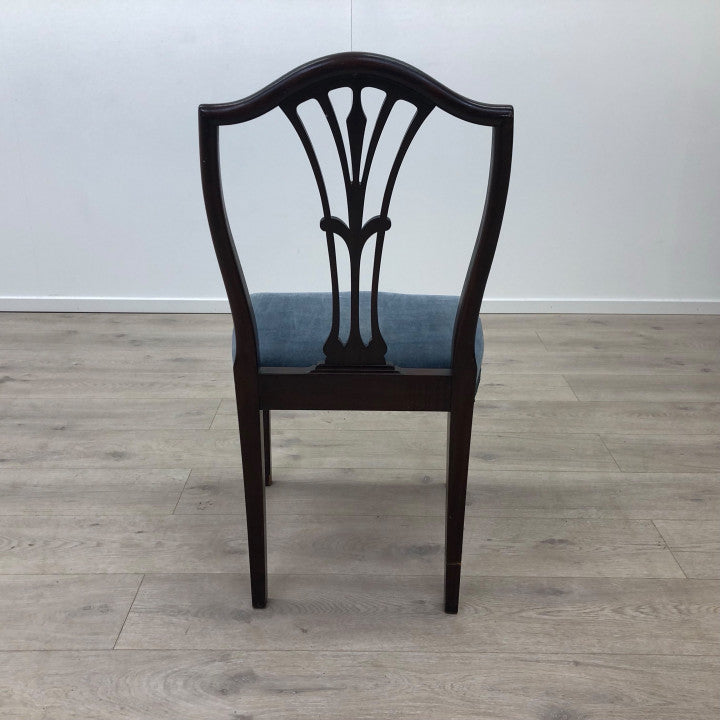 Elegant spisestol med polstret sete av blå trekk