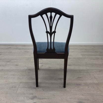 Elegant spisestol med polstret sete av blå trekk