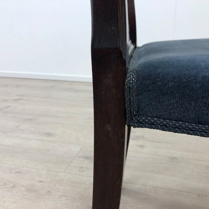 Elegant spisestol med polstret sete av blå trekk