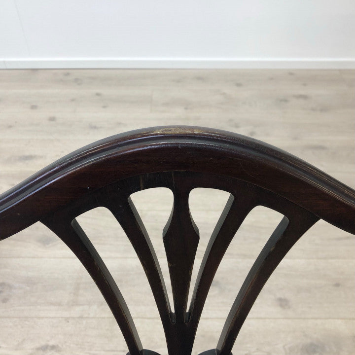 Elegant spisestol med polstret sete av blå trekk