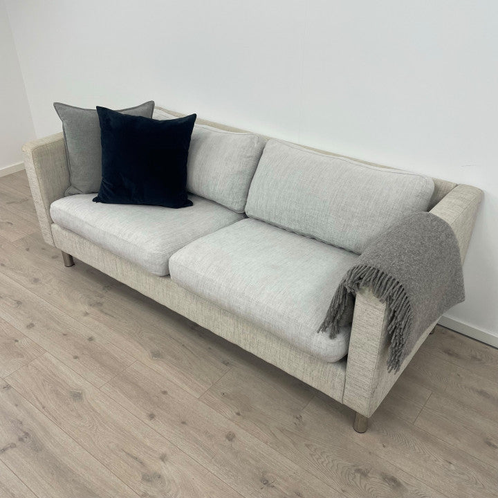 Lys grå 2,5-seter sofa