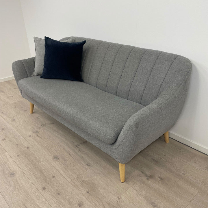 Nyrenset | Lys grå 3-seter sofa med eikebein