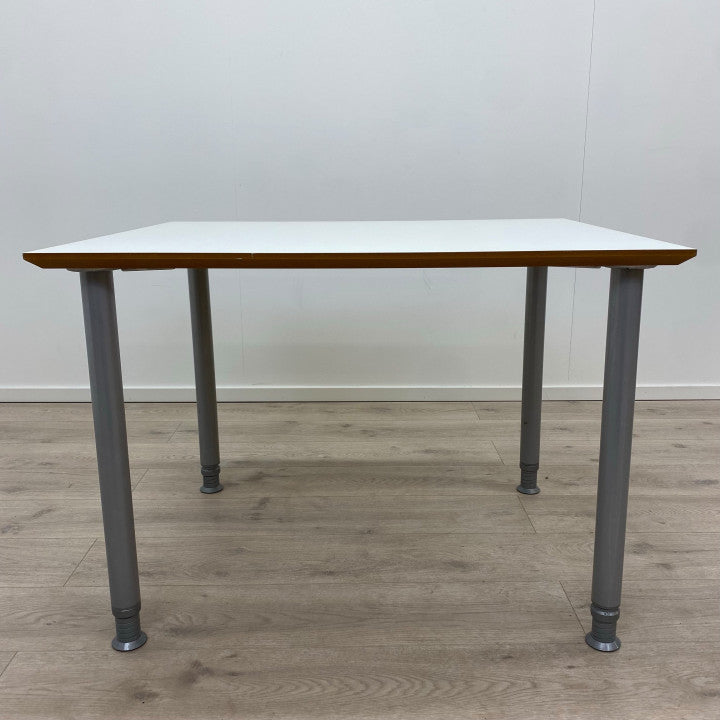 Skrivebord med hvit plate og fire stk grå ben