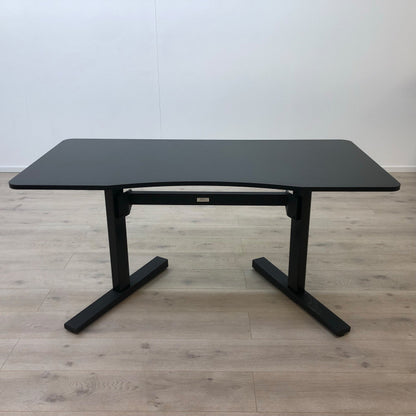 Helsvart elektrisk hev/senk skrivebord fra Merico