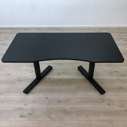 Helsvart elektrisk hev/senk skrivebord fra Merico