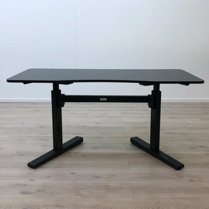 Helsvart elektrisk hev/senk skrivebord fra Merico