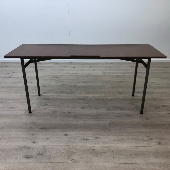 Arbeidsbord i nøttebrun farge