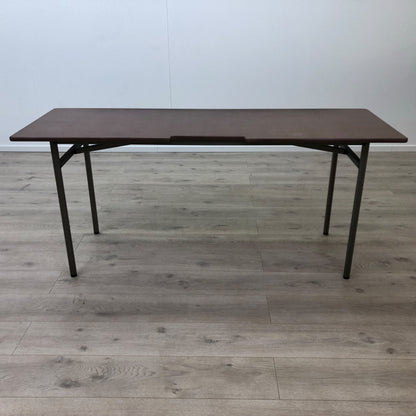 Arbeidsbord i nøttebrun farge