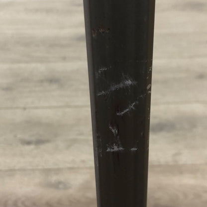 Arbeidsbord i nøttebrun farge