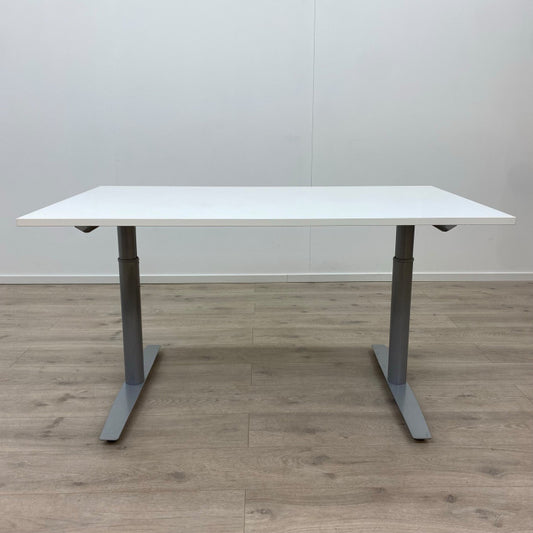 Manuell hev/senk skrivebord med hvit bordplate og grått understell