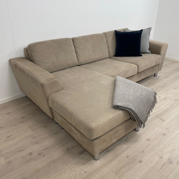 Nyrenset | Beige vendbar sjeselongsofa i fløyelsstoff