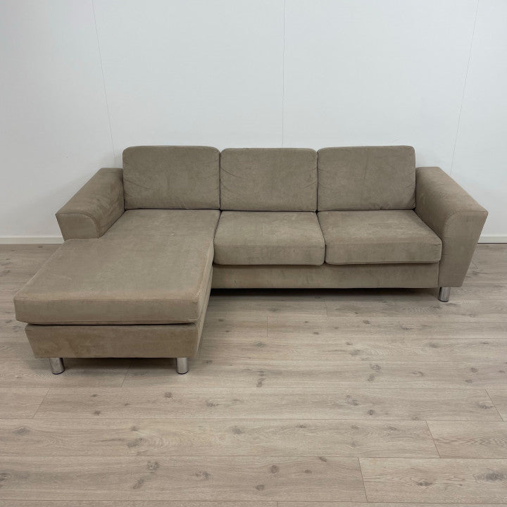 Nyrenset | Beige vendbar sjeselongsofa i fløyelsstoff