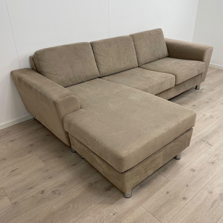 Nyrenset | Beige vendbar sjeselongsofa i fløyelsstoff