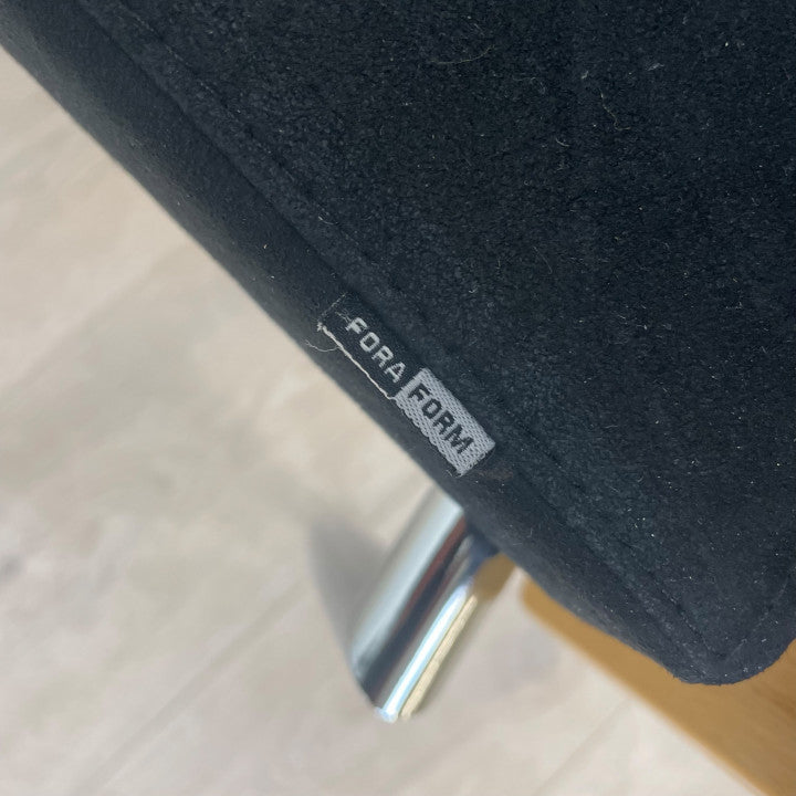 ForaForm ventestol i sort trekk og krom understell