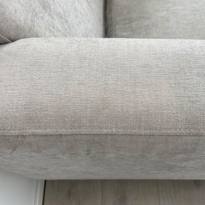 Nyrenset | Beige Hødnebø sjeselongsofa med dunputer